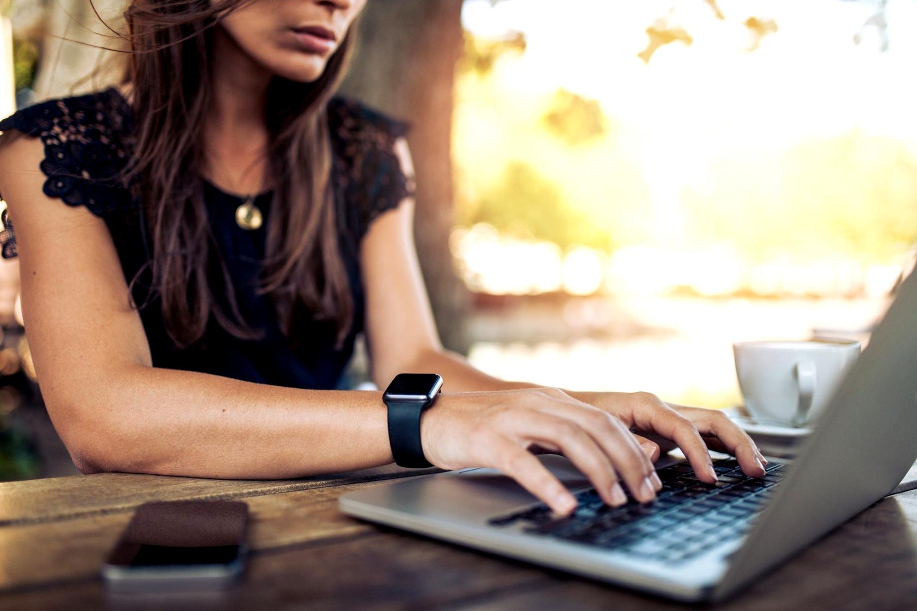 Teilnehmer nutzen verschiedene digitale Lernformate auf mehreren Geräten