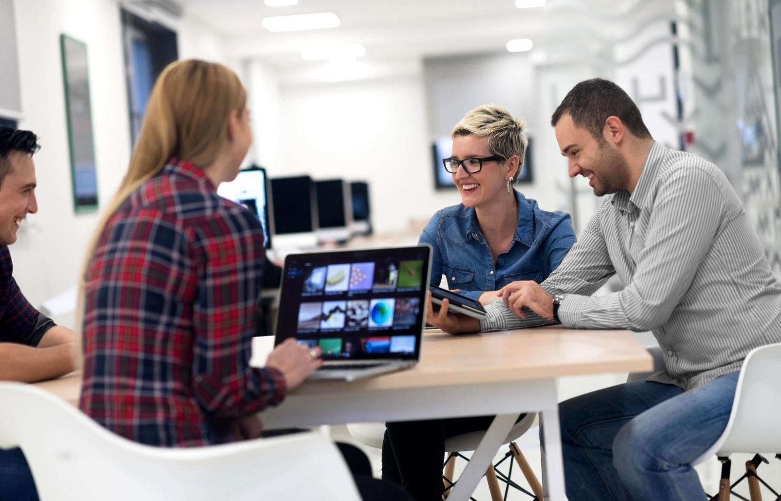 Studierende arbeiten gemeinsam an Geschäftsanalyse-Projekten