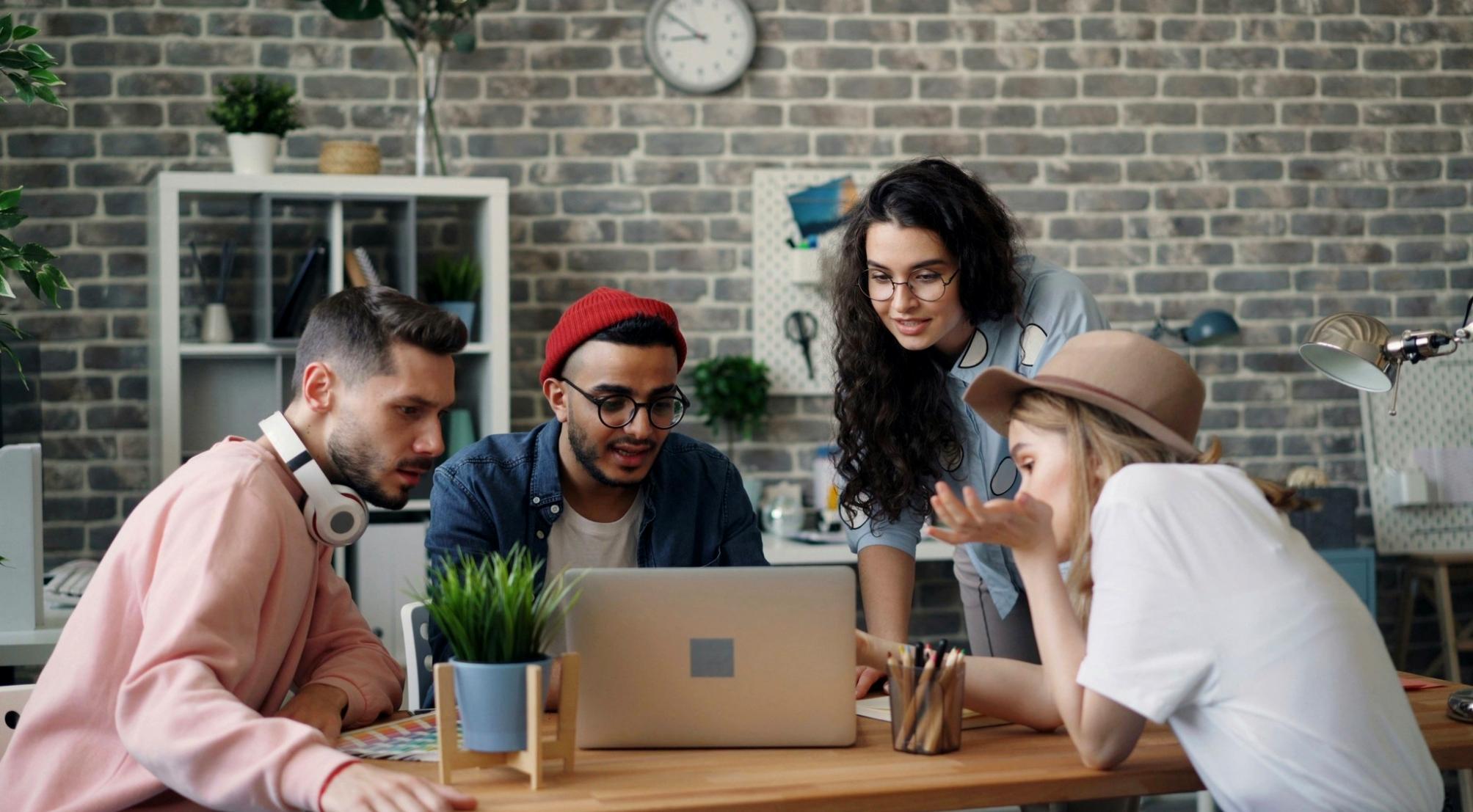 Teilnehmer während einer Live-Analysesitzung mit praktischen Datensätzen