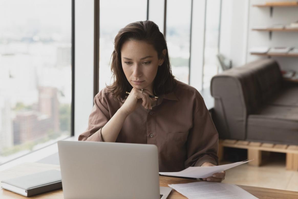 Analyse-Dashboard mit verschiedenen Geschäftskennzahlen und Trendverläufen